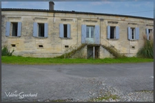Chartreuse 250 m² + 400 m² de dépendances et 6 ha de terrain 