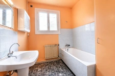 Saint-Seurin-sur-l'Isle : maison  99 m² + dépendances sur 6660 m² de terrain 
