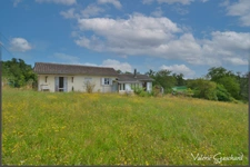 Proche st Seurin sur l'isle maison 5 pièces + garage, atelier et hangar sur 7445 m² de terrain 