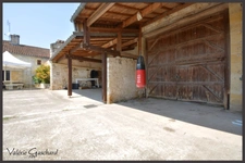 Ancien corps de ferme en pierre  235 m² avec dépendances à SAINT ANTOINE DE BREUILH 