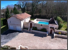Domaine avec gîtes à vendre – 3 maisons, 2 piscines, nature et calme –6600 m² de terrain - Dordogne