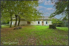 Chartreuse 250 m² + 400 m² de dépendances et 6 ha de terrain 