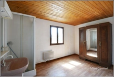 Proche St Seurin sur l'Isle Maison 5 chambres + bureau , dépendances et grand terrain 