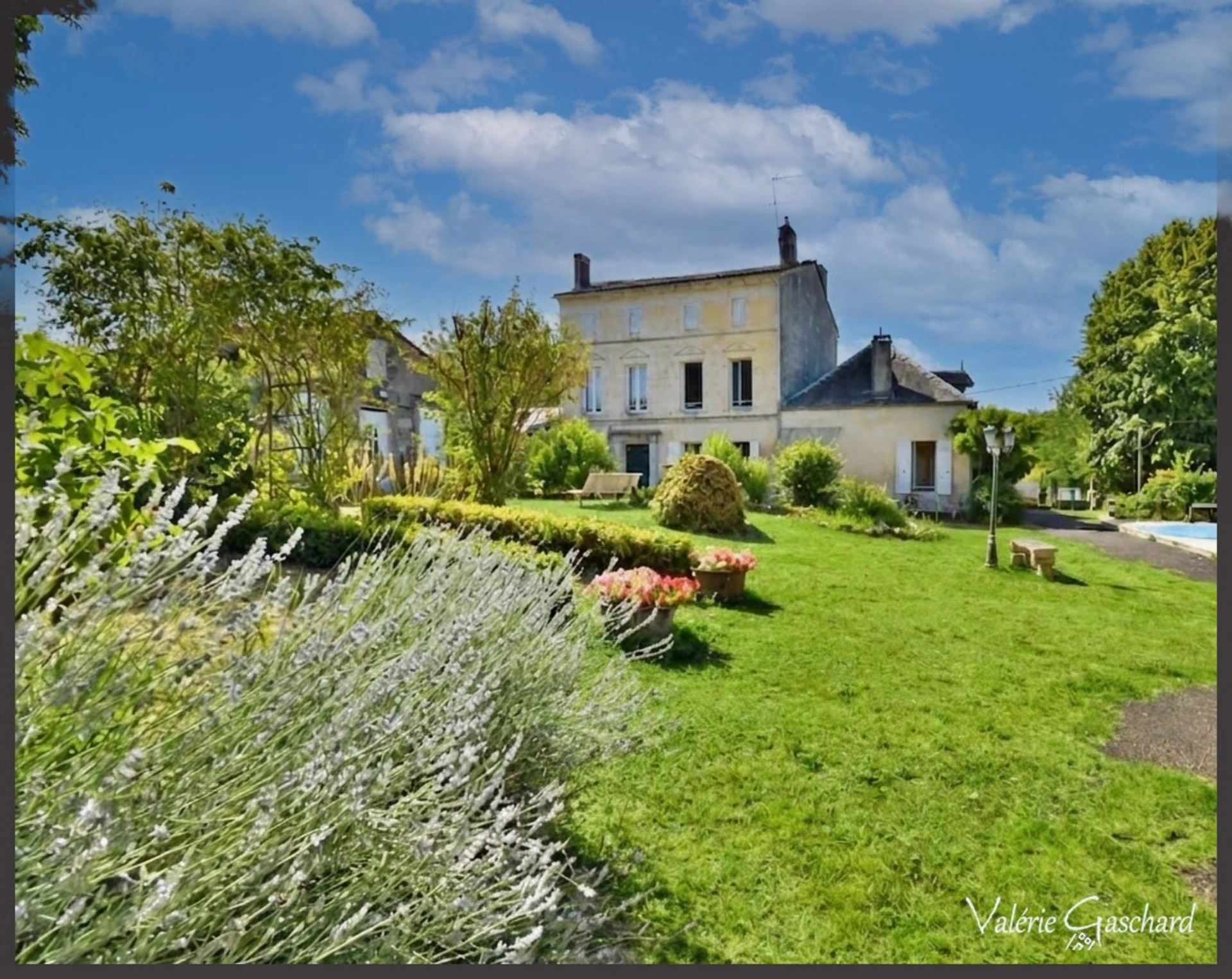 Maison 8 pièces 250 m² · à Saint-Antoine-sur-l'Isle · 250 m² · 299 000 €