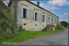 Chartreuse 250 m² + 400 m² de dépendances et 6 ha de terrain 