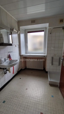 A vendre, ancienne fermette pleine de charme avec de vastes dépendances et terrain clos.