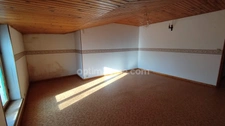 Maison à vendre à la campagne de 185 m² avec 4 chambres; balcon, grange et terrain. 