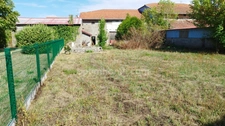 A vendre, ancienne fermette pleine de charme avec de vastes dépendances et terrain clos.