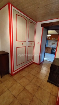 Maison à vendre à la campagne de 185 m² avec 4 chambres; balcon, grange et terrain. 