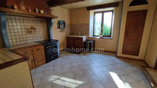 Maison à vendre à la campagne de 185 m² avec 4 chambres; balcon, grange et terrain. 