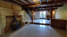 Maison à vendre à la campagne de 185 m² avec 4 chambres; balcon, grange et terrain. 