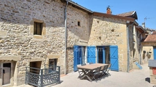 Maison en pierre, habitable de suite avec jardin.