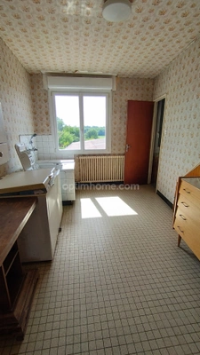 Maison à vendre de 180 m² avec terrain plat - dépendances - sous sol complet.