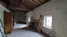 A vendre, ancienne fermette pleine de charme avec de vastes dépendances et terrain clos.