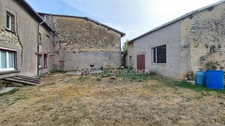 A vendre, ancienne fermette pleine de charme avec de vastes dépendances et terrain clos.