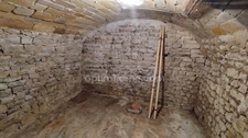 A vendre, ancienne fermette pleine de charme avec de vastes dépendances et terrain clos.