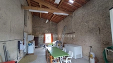 A vendre, ancienne fermette pleine de charme avec de vastes dépendances et terrain clos.