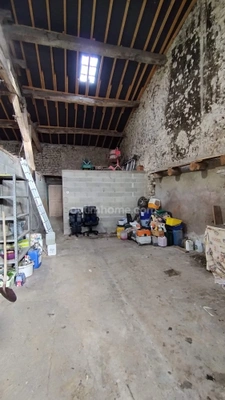 Maison à vendre à la campagne de 185 m² avec 4 chambres; balcon, grange et terrain. 