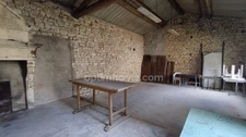 A vendre, ancienne fermette pleine de charme avec de vastes dépendances et terrain clos.