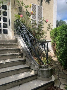 Belle maison bourgeoise avec spacieuse véranda et 2 bureaux/ateliers sur un terrain de 980 m2