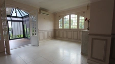Belle maison bourgeoise avec spacieuse véranda et 2 bureaux/ateliers sur un terrain de 980 m2
