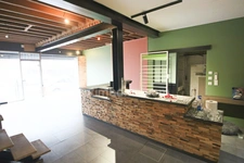 Hem proche centre - Local commercial de 147 m² avec réserve, bureaux et jardin – Emplacement visible 