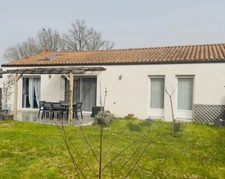 Exclusivité - LANDERONDE - Maison de plain pied récente,2018, trois chambres, garage, jardin env. 490 m²