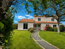 AUBIGNY LES CLOUZEAUX, maison d'architecte 180 m², 5 chambres, 1180 m² terrain clos.