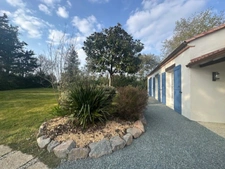 La Roche-sur-Yon Sud, sur la commune d'Aubigny, maison de style rétais de 179 m², 5 chambres, 2334 m² avec piscine 