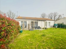 Exclusivité - LANDERONDE - Maison de plain pied récente,2018, trois chambres, garage, jardin env. 490 m²