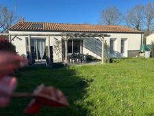 Exclusivité - LANDERONDE - Maison de plain pied récente,2018, trois chambres, garage, jardin env. 490 m²