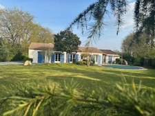 La Roche-sur-Yon Sud, sur la commune d'Aubigny, maison de style rétais de 179 m², 5 chambres, 2334 m² avec piscine 