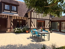 MAISON À COLOMBAGES CENTRE-VILLE HOULGATE JARDIN PISCINE INTÉRIEURE 1 365 000€