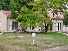 Maison d'architecte de 284 m² avec parc et piscine chauffée - Neuville de Poitou