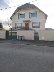 A vendre Grande maison familiale de 167 m² sur un Terrain de 471 m² dans Chatellerault proche des commerces.