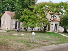 Maison d'architecte de 284 m² avec parc et piscine chauffée - Neuville de Poitou
