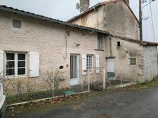 A vendre charmante maison de village située sur la commune Val-de-Comporte Saint Macoux 86400.