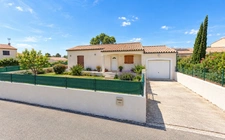 Maison de plain pied avec terrasse et jardin à NEFFIES (34)
