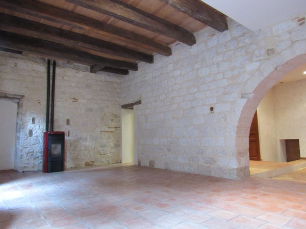 MAISON MEDIEVALE DE VILLAGE ENTIEREMENT RENOVEE  DPE B + DEUXIEME PETITE MAISON AVEC ETAGE QUI SERT DE GARAGE 290000€