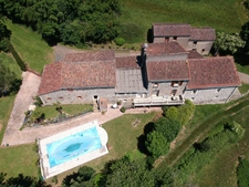  CORPS DE FERME  RENOVE PISCINE ETABLE GRANGE DEPENDANCES SUR 9000M² ARBORES
