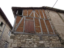 MAISON MEDIEVALE DE VILLAGE ENTIEREMENT RENOVEE  DPE B + DEUXIEME PETITE MAISON AVEC ETAGE QUI SERT DE GARAGE 290000€