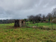 ENSEMBLE IMMOBILIER DE 2 MAISONS EN PIERRE  A RENOVER  PLUS UNE GRANGE FERMEE AVEC TOITURE NEUVE SUR PARCELLE AGRICOLE DE 8087M² CARMAUX (81)