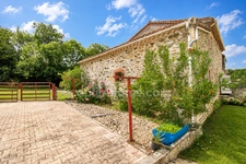  CORPS DE FERME  RENOVE PISCINE ETABLE GRANGE DEPENDANCES SUR 9000M² ARBORES