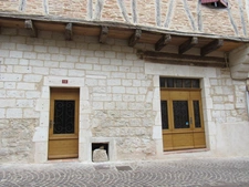 MAISON MEDIEVALE DE VILLAGE ENTIEREMENT RENOVEE  DPE B + DEUXIEME PETITE MAISON AVEC ETAGE QUI SERT DE GARAGE 290000€