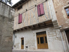 MAISON MEDIEVALE DE VILLAGE ENTIEREMENT RENOVEE  DPE B + DEUXIEME PETITE MAISON AVEC ETAGE QUI SERT DE GARAGE 290000€
