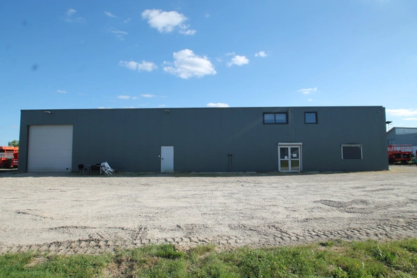 À VENDRE – Bâtiment Professionnel Récent de 550 m² – Damazan (ZAE)- Terrain 3064m²