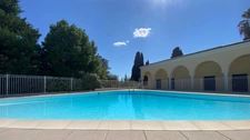 Secteur privilégié, bel appartement T2 avec piscine et garage.