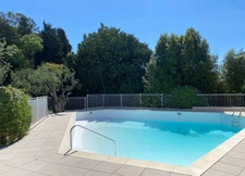 Secteur privilégié, bel appartement T2 avec piscine et garage.
