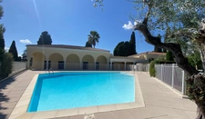 Secteur privilégié, bel appartement T2 avec piscine et garage.