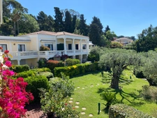 Californie-Pezou, Grand T2 en dernier étage avec piscine et garage.